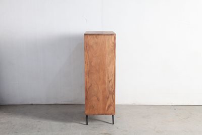 שידה KOBE מעוצבת עשויה עץ מלא 2 דלתות ורגלי ברזל שחורים