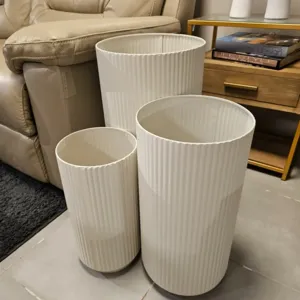 סט 3 מעמדי עציצים מתכת עגולים בטקסטורת פסים דגם KOKO - שמנת