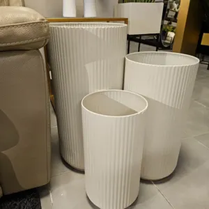 סט 3 מעמדי עציצים מתכת עגולים בטקסטורת פסים דגם KOKO - שמנת