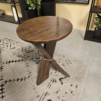 שולחן צד מעוצב דגם INDI בעיצוב איקס עץ בגוון אגוז