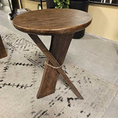 שולחן צד מעוצב דגם INDI בעיצוב איקס עץ בגוון אגוז