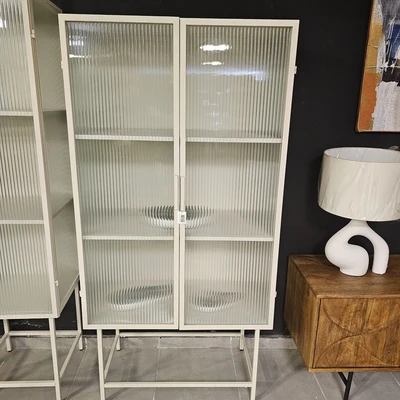 ויטרינה יוקרתית מעוצבת GISELE מתכת גוון סהרה דלתות זכוכית -160 סמ