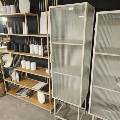 ויטרינה יוקרתית מעוצבת צרה GISELE מתכת גוון סהרה וזכוכית -170 סמ