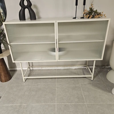 ויטרינה יוקרתית מעוצבת GISELE מתכת גוון סהרה דלתות זכוכית -140 סמ