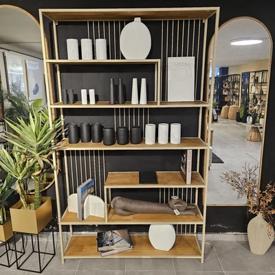 ספריה דקורטיבית דגם LIAV עשויה מתכת גוון סהרה ומדפי עץ אסימטריים - 200 ס''מ