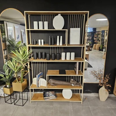 ספריה דקורטיבית דגם LIAV עשויה מתכת גוון סהרה ומדפי עץ אסימטריים - 200 ס''מ