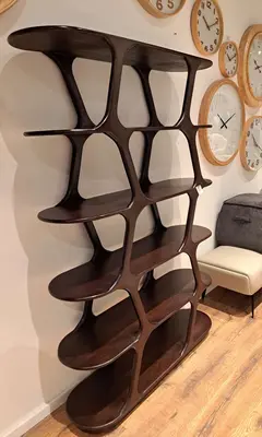 ספריה מעוצבת דגם ZARA עץ מנגו גוון אגוז