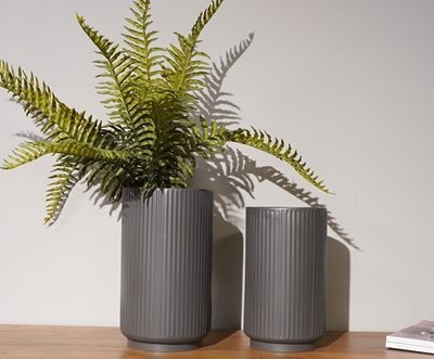 סט 2 אגרטלי מתכת עגולים בטקסטורת פסים דגם KOKO -אפור כהה