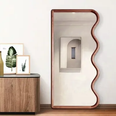 מראה מעוצבת דגם WAVES מסגרת עץ בגוון אגוז -150 סמ