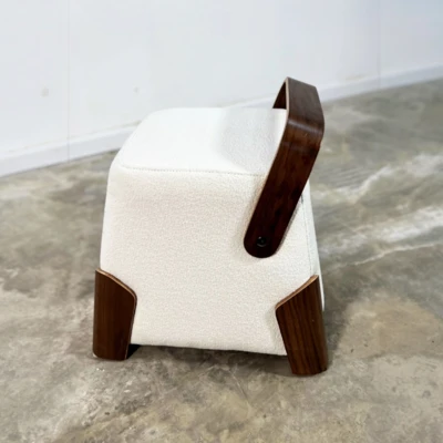 הדום מעוצב דגם JORDI לבן בד בוקלה בשילוב עץ אגוז