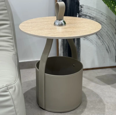 שולחן צד מעוצב דגם Charlie פלטת פורצלן בגוון טרוורטין בשילוב דמוי עור סהרה