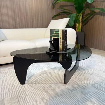 שולחן סלון מעוצב דגם STORM פלטת זכוכית מושחרת בשילוב רגל עץ שחורה